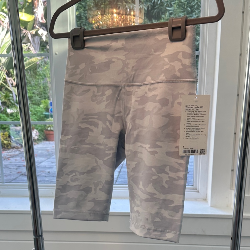 BNWT Lululemon white Camo wunder under shorts